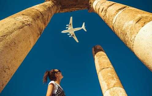 Voyageuse visitant un site antique en Europe © ra66/stockadobe.com